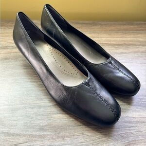 Like new Trotters black soft leather pump (1.5” heel). 8 narrow